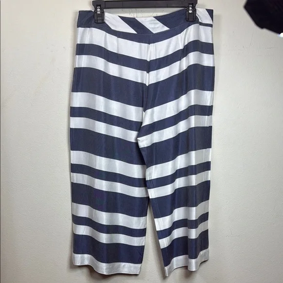 (R) TRINA TURK Navy and White Striped Pants, size  6 - Picture 4 of 14
